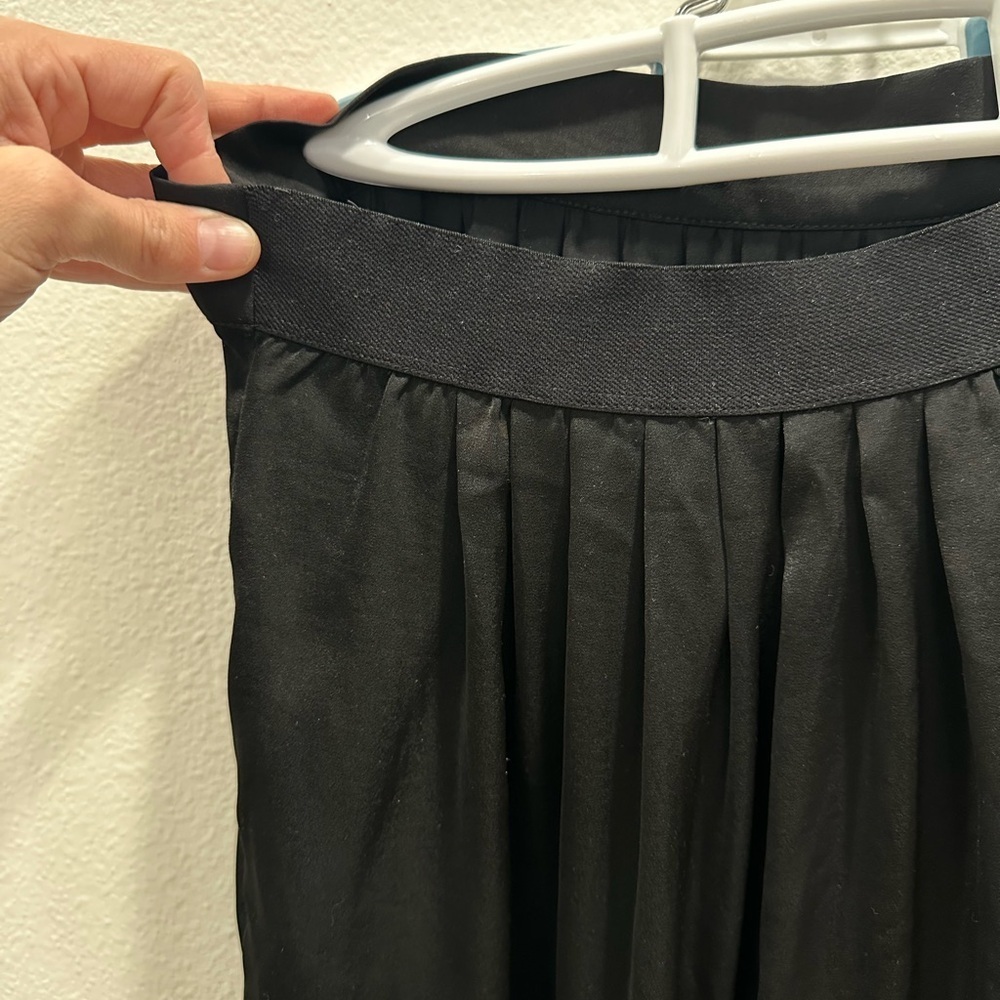 Elegant Black Pleated Skirt elastic waist size small - Picture 3 of 4
